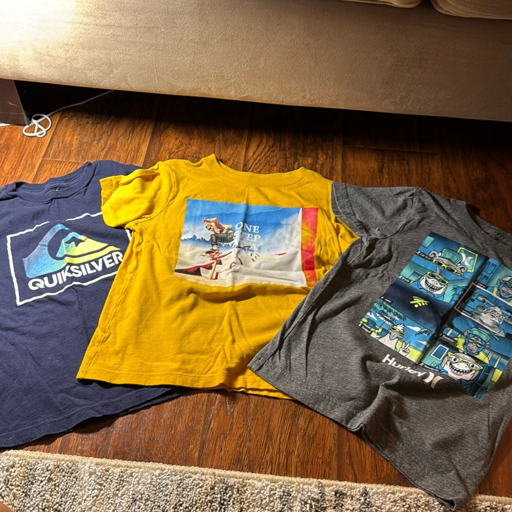 Set of 3 Quicksilver/Hurley t-shirts. 4/5z Quiksilver T-shirt